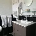 מלון Logis Du Port Des Roches 3*