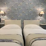 L'auberge Du Port Des Roches Hotel 3*