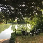 Logis Du Port Des Roches מלון 3*
