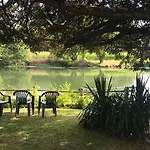 Logis Du Port Des Roches מלון