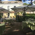 Logis Du Port Des Roches מלון