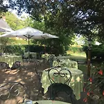 Logis Du Port Des Roches מלון