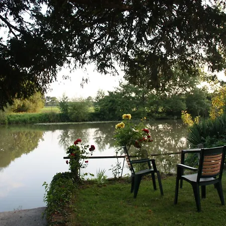 Otel Logis Hotel Auberge Du Port Des Roches Luche-Pringe