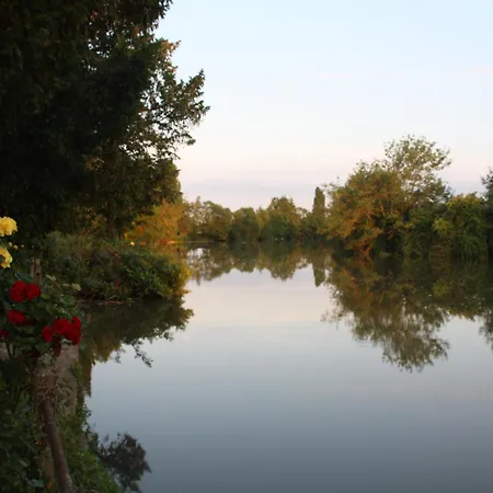 Logis Hotel Auberge Du Port Des Roches 3*