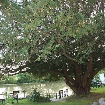 Logis Hotel Auberge Du Port Des Roches