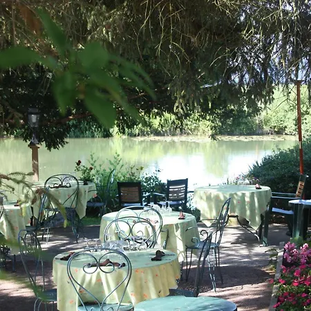 Otel Logis Hotel Auberge Du Port Des Roches 3*