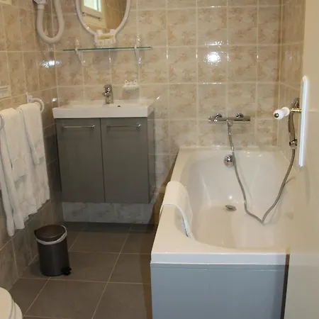 Logis Du Port Des Roches 3* Luche-Pringe