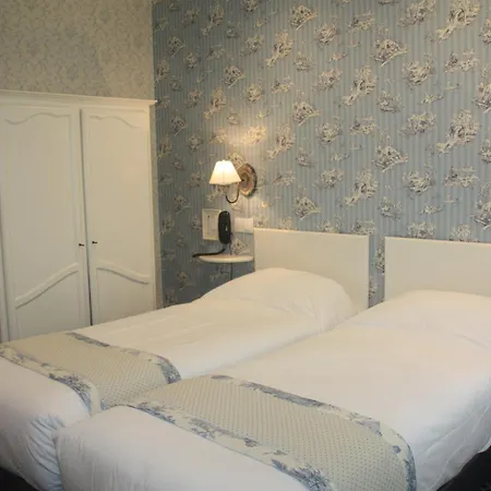 Logis Du Port Des Roches Hotel