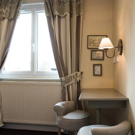 Hotel Logis Du Port Des Roches Luche-Pringe