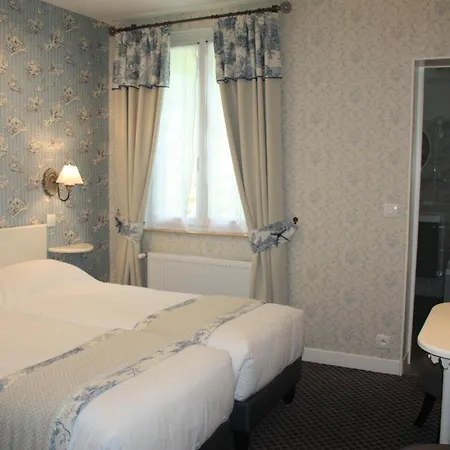 Logis Du Port Des Roches 3* Luche-Pringe