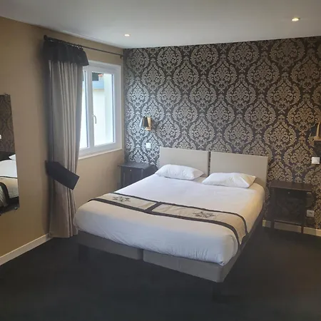 Logis Du Port Des Roches Hotel 3*