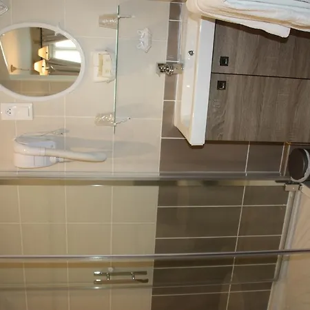 Otel Logis Hotel Auberge Du Port Des Roches