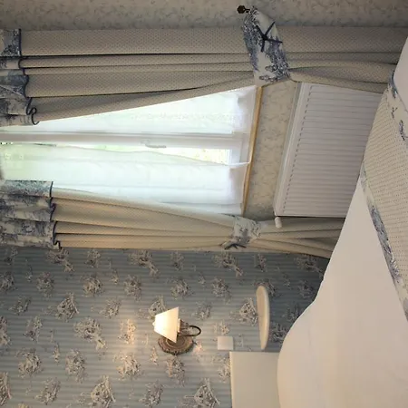 Logis Hotel Auberge Du Port Des Roches