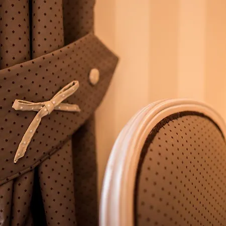 Otel Logis Hotel Auberge Du Port Des Roches 3*