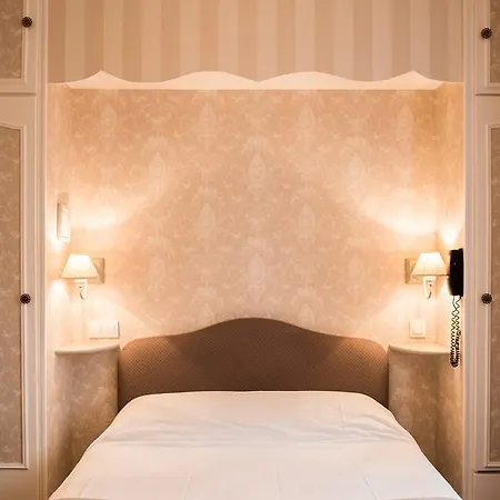 Hotel Logis Du Port Des Roches Luche-Pringe