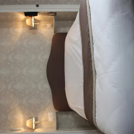 Logis Du Port Des Roches Hotel 3*