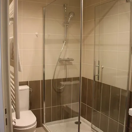 Otel Logis Hotel Auberge Du Port Des Roches