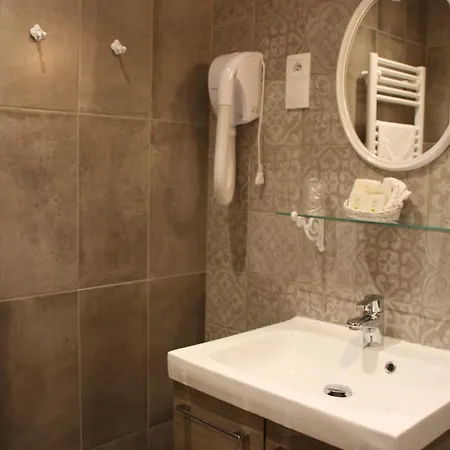 Logis Hotel Auberge Du Port Des Roches 3*