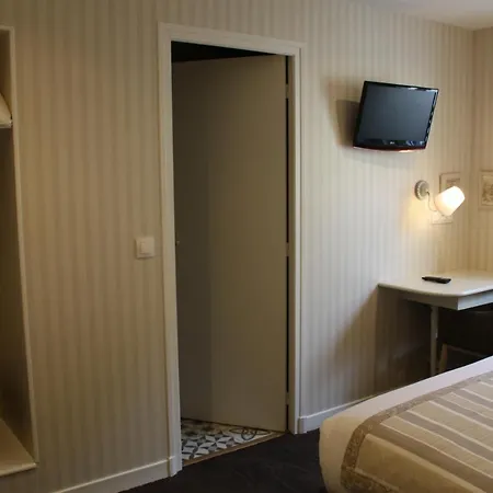 Hotel Logis Du Port Des Roches