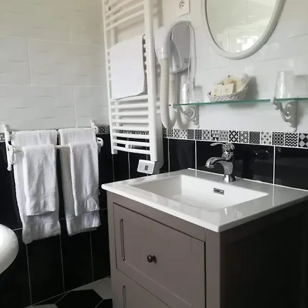فندق Logis Du Port Des Roches 3*