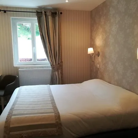 Logis Hotel Auberge Du Port Des Roches 3*