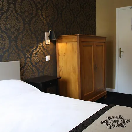 Logis Hotel Auberge Du Port Des Roches Otel Luche-Pringe