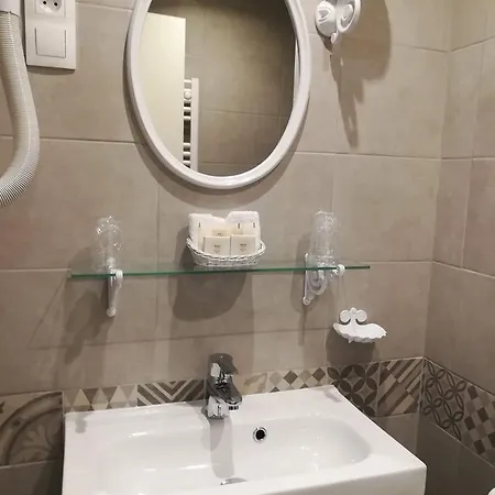 Logis Hotel Auberge Du Port Des Roches Luche-Pringe