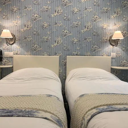 L'auberge Du Port Des Roches Hotel 3*