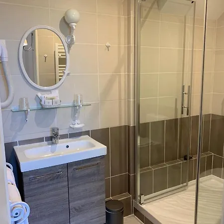 Logis Hotel Auberge Du Port Des Roches