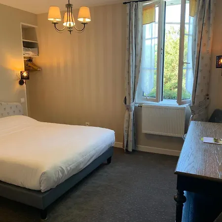 Logis Hotel Auberge Du Port Des Roches 3*