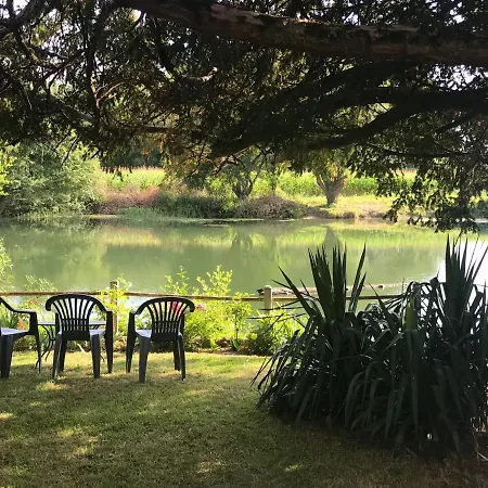 Logis Hotel Auberge Du Port Des Roches Otel