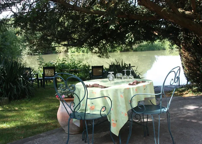 Hotel Logis Du Port Des Roches