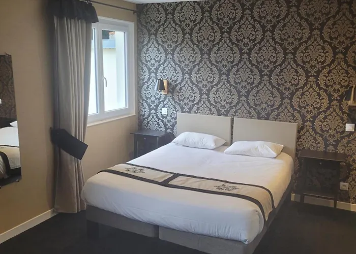 Logis Du Port Des Roches Hotel 3*